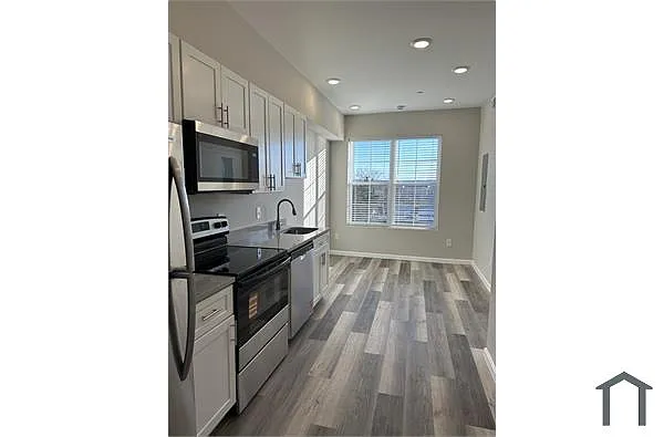 Building Photo - 1812 H Pl NE #1 BD