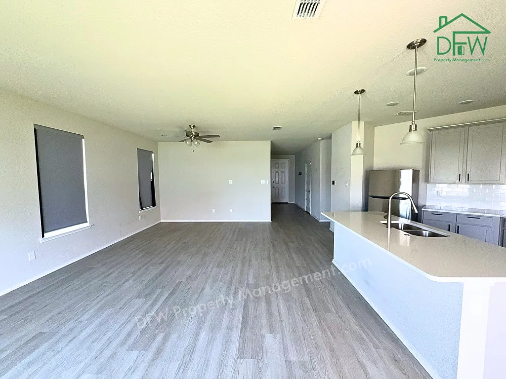 3 bed, 2.0 bath, 1458 sqft, $1,895 — Photo 4