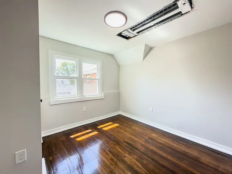 560 Howard Ave — Photo 47