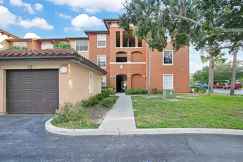 5554 Metrowest Blvd Photo 1