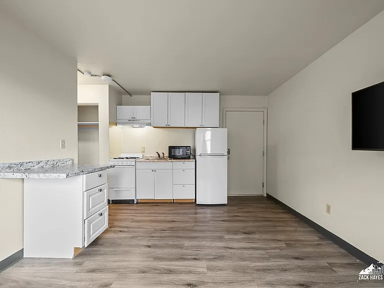 618 Gambell St #11 — Photo 12