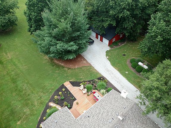 Outbuilding (2.5 car garage)