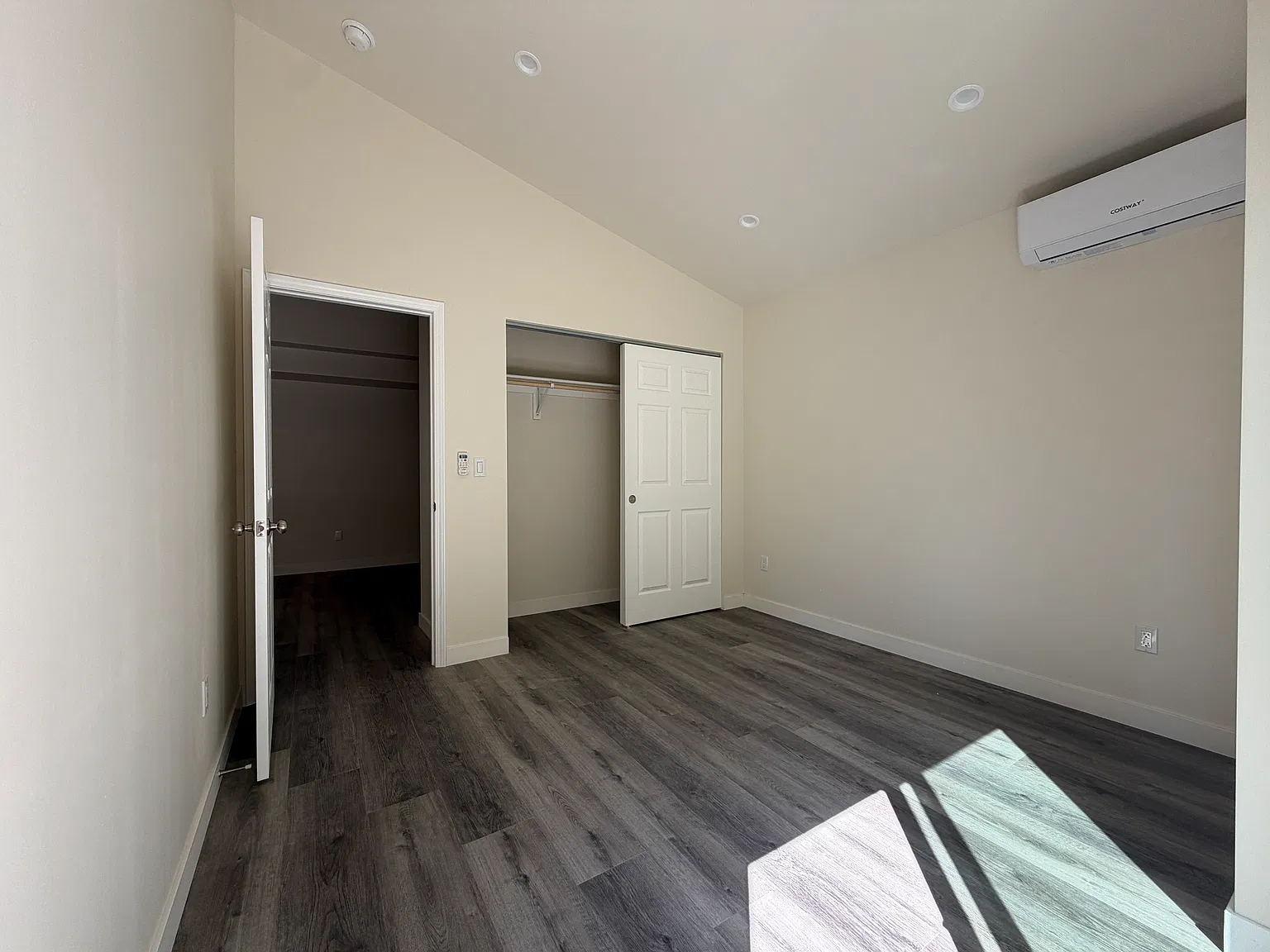 2 bed, 800 sqft, $2,700 — Photo 3
