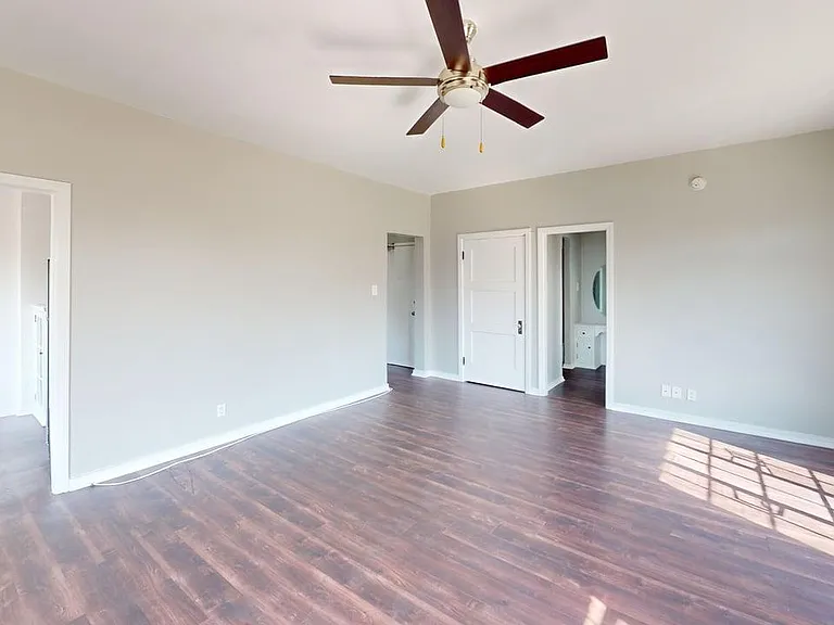 Chateau Nob Hill Apartments — Photo 13