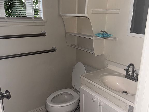 2nd image of 207 S Grand Oaks Ave