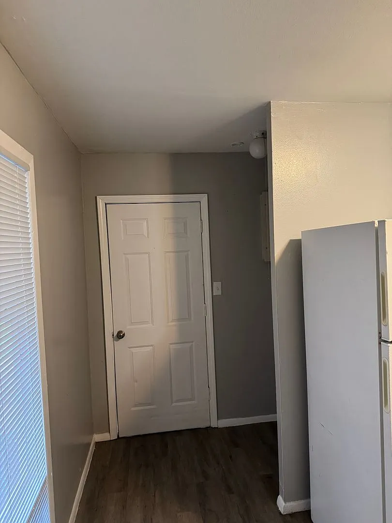 1521 N Hocker Ave — Photo 3
