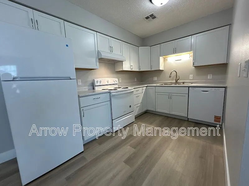 3 bed, 1.5 bath, $1,025 — Photo 3