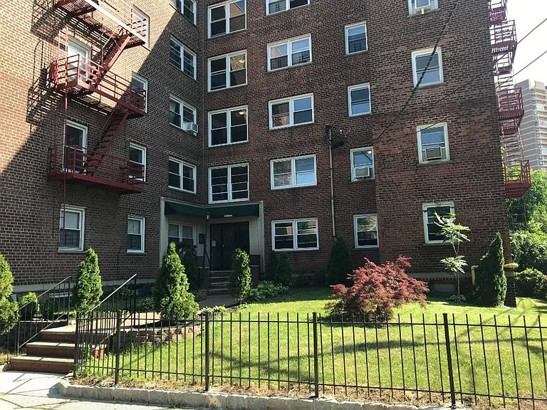 Waterfront Oasis: Luxe Living on Boulevard East, West New York, NJ — Photo 10