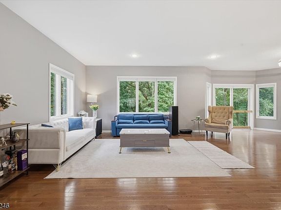 5th image of 18 Puddingstone Rd