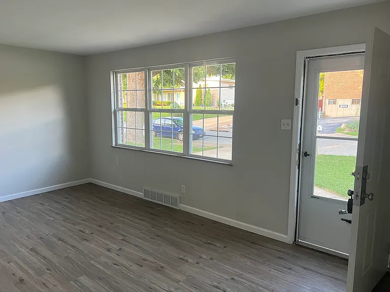 8941 Kidder Ave — Photo 4