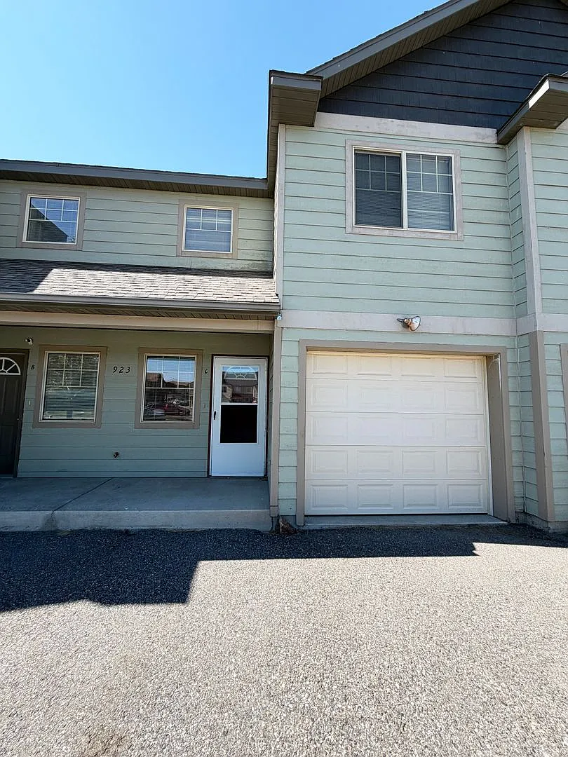 923 Saxon Way — Photo 2
