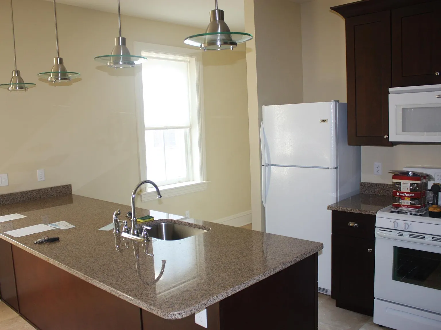 4 bed, 2.5 bath, 2000 sqft, $1,900 — Photo 3