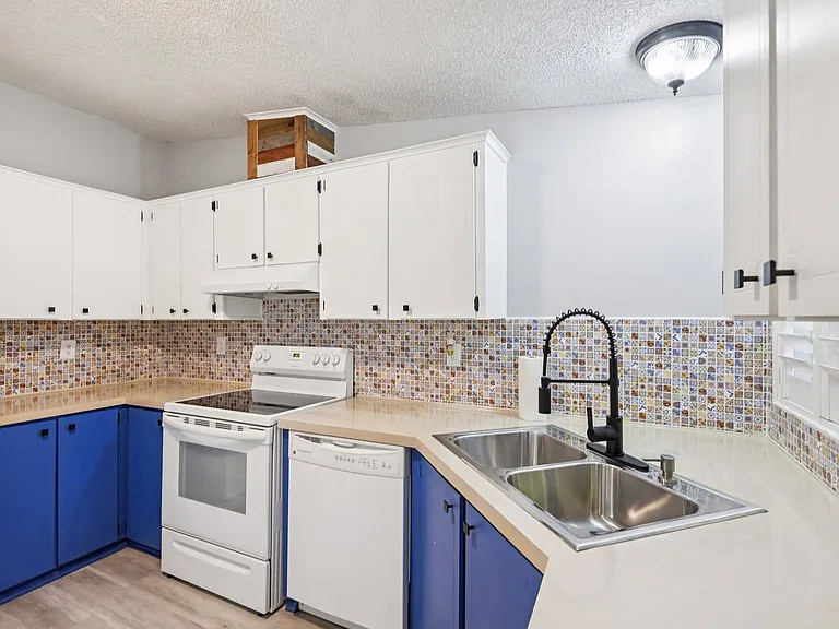 39 Maplehurst Ave — Photo 5