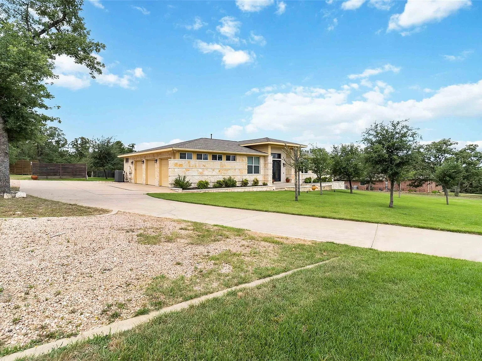 3 bed, 2.0 bath, 2461 sqft, $3,000 — Photo 3