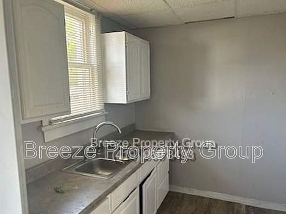 3rd image of 517 E Vine St