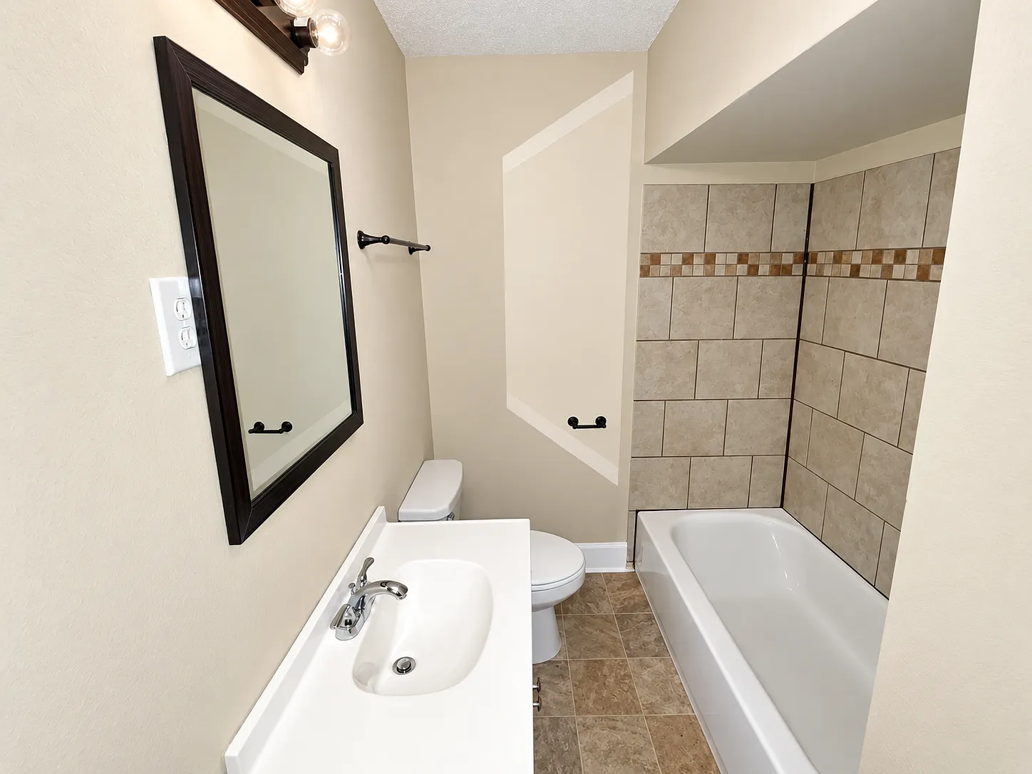 989 Semmes St — Photo 3
