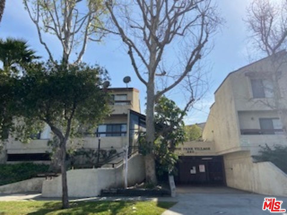 2nd image of 620 W Hyde Park Blvd Unit 309