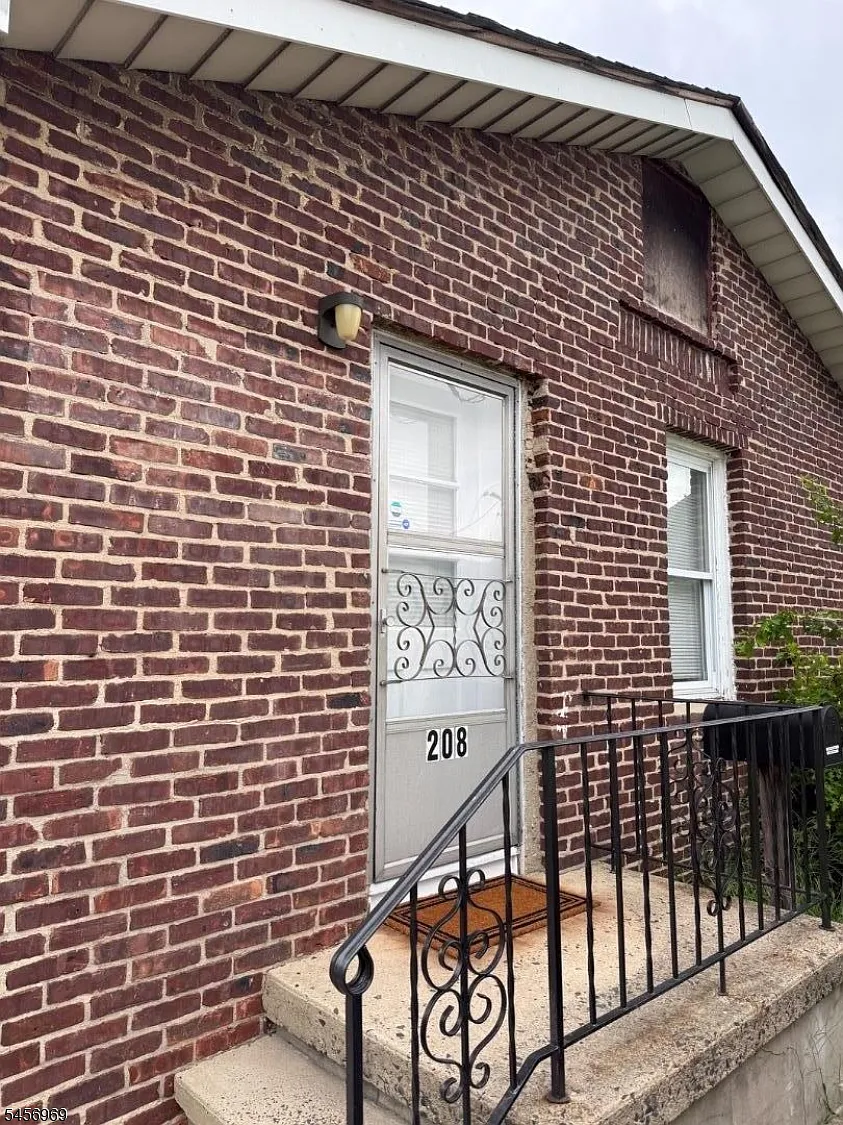 2 bed, 1.0 bath, $2,200 — Photo 1