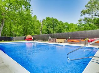 4 Ronwood Rd, Chestnut Ridge, NY 10977