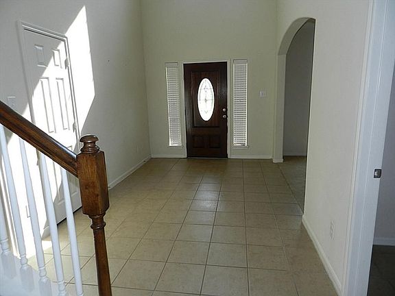 Dramatic 2-Story Entry!