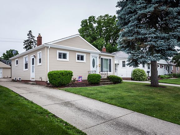 2nd image of 3215 Center Dr