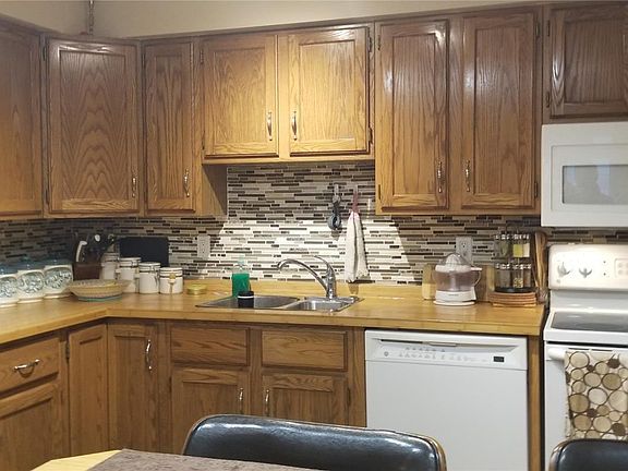 3rd image of 2237 McIntyre St #204