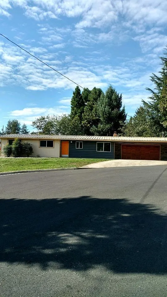 711 NW Lynwood Pl photo 1