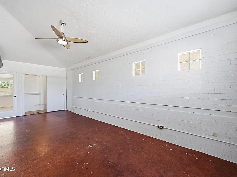 1031 E Vermont Ave — Photo 18