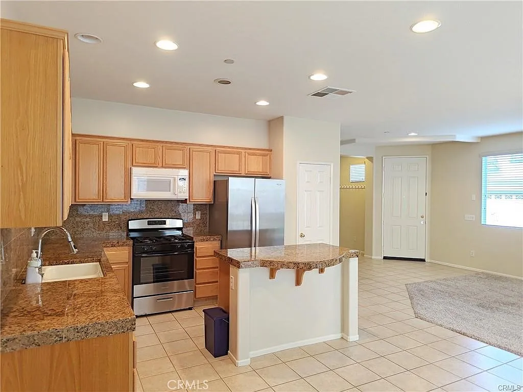 3 bed, 2.5 bath, 1794 sqft, $3,200 — Photo 4