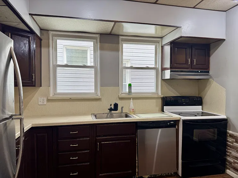 145 Maple St #1 — Photo 3