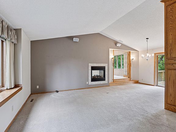 4th image of 4049 Stockdale Dr