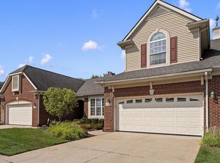 24323 Heatherwood Dr, South Lyon, MI 48178