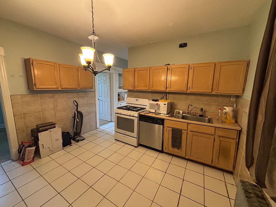 1st image of 1522 W Victoria St APT 1R