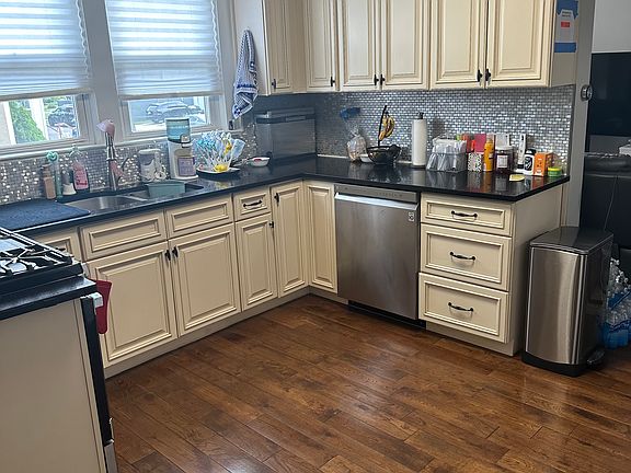 2nd image of 530 Oceanpoint Ave #1