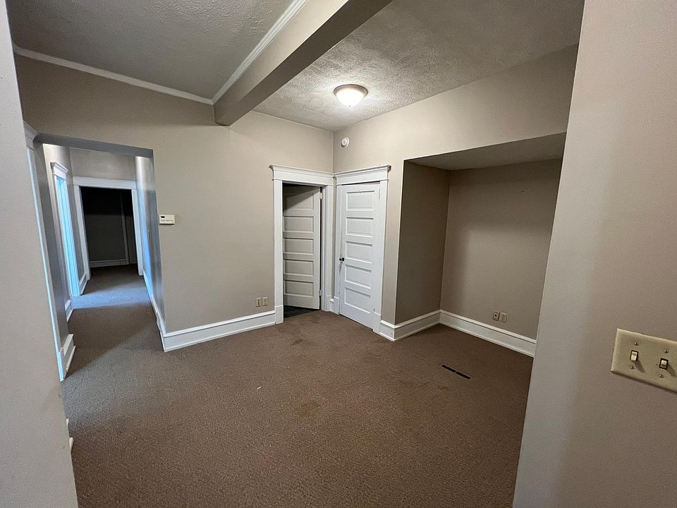 Additional hall space / den area for desk or storage