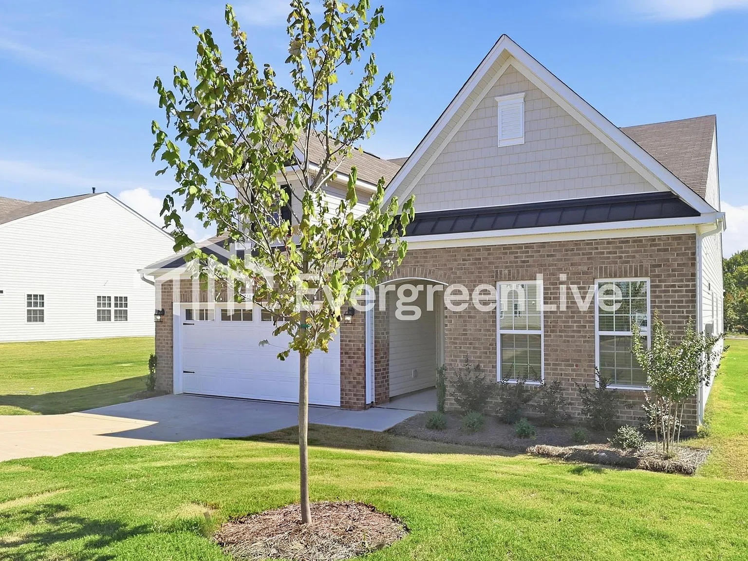 4 bed, 3.0 bath, 2696 sqft, $2,085 — Photo 2