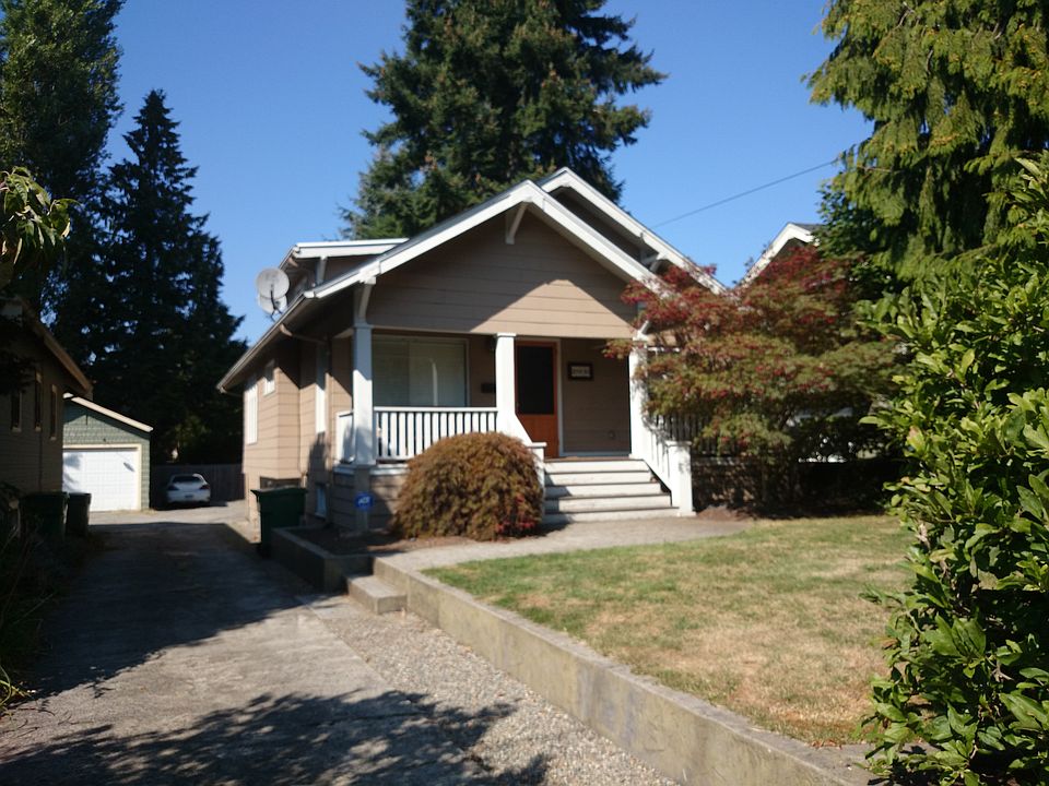 2nd image of 2606 NE 65th St