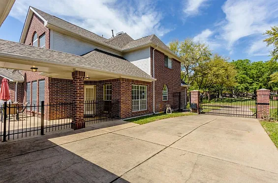 4 bed, 3.5 bath, 3326 sqft, $3,400 — Photo 4