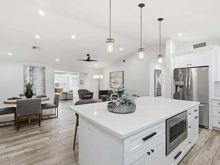 3041 E Elm St — Photo 16