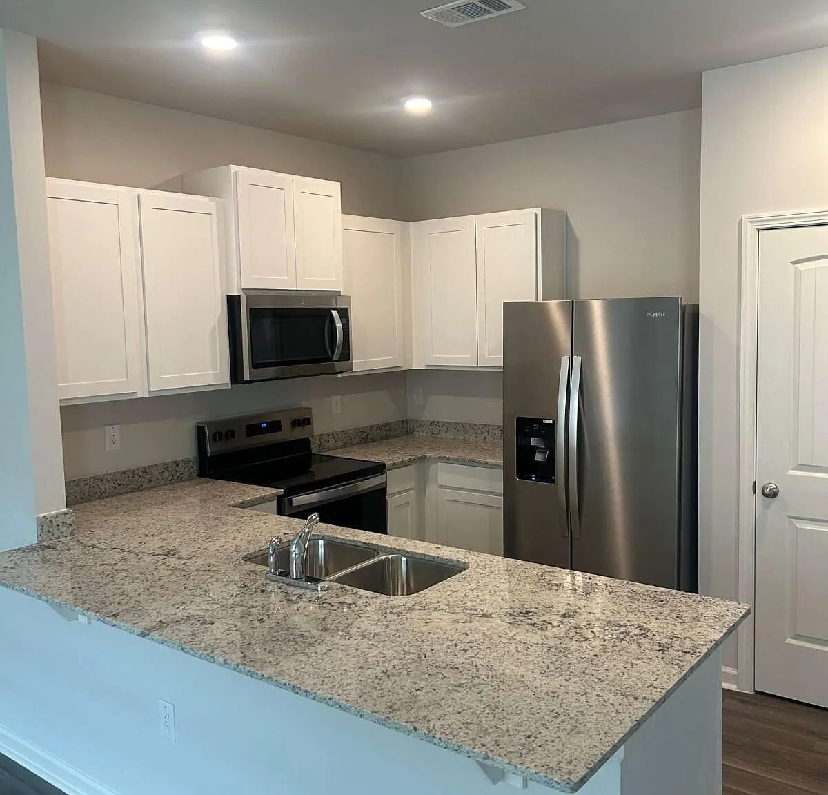 3 bed, 2.5 bath, 1418 sqft, $1,750 — Photo 2