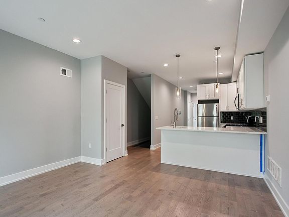 3rd image of 2817 W Oxford St #1