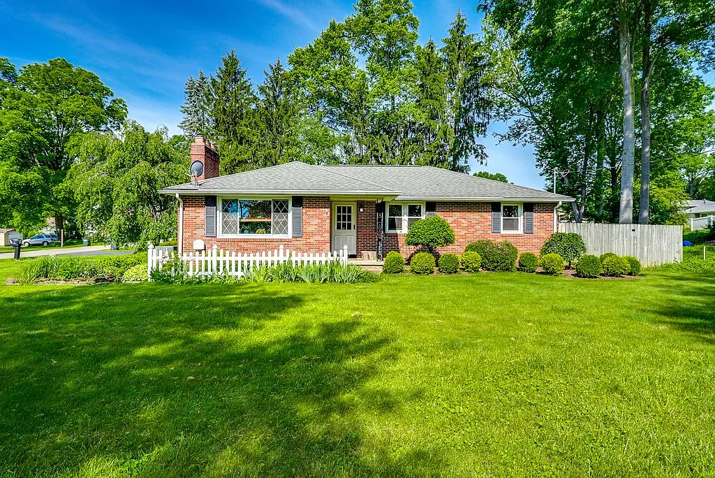 3 bed, 1.5 bath, 1938 sqft, $2,100 — Photo 1