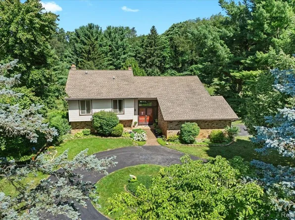 3862 Saddle Ln, Milford, MI 48381
