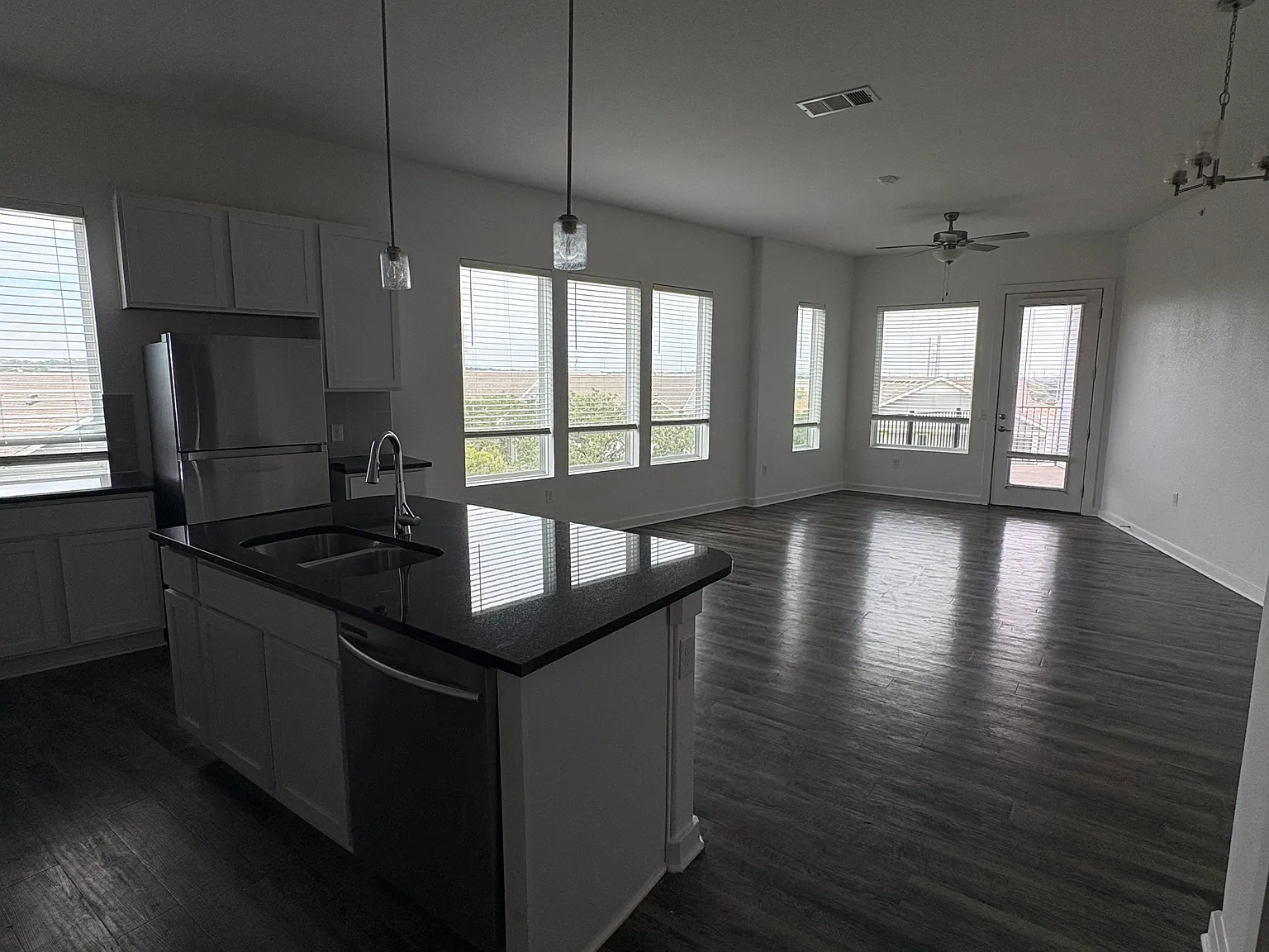 1 bed, 1.5 bath, 923 sqft, $1,100 — Photo 2