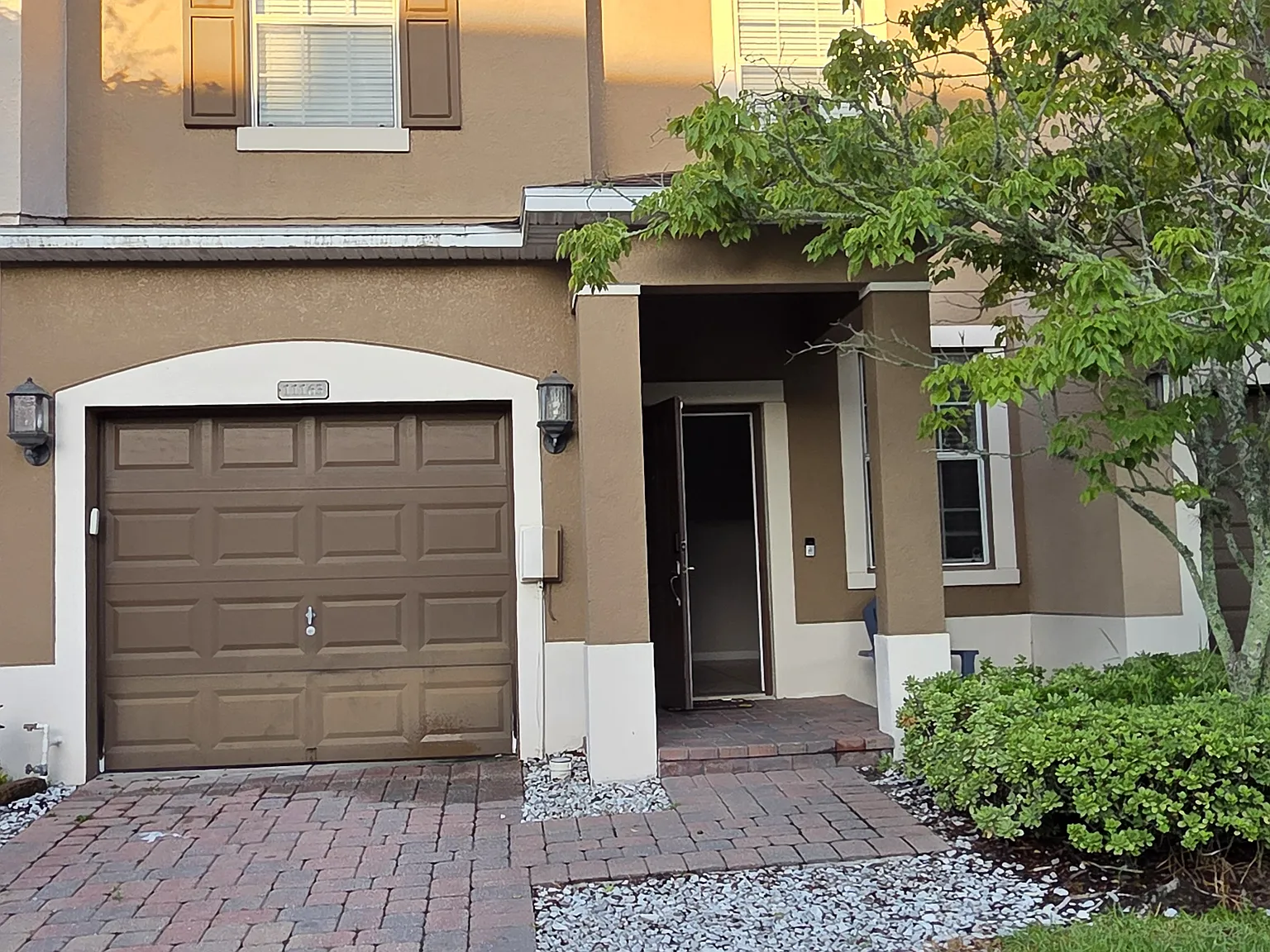 3 bed, 2.5 bath, 1700 sqft, $2,400 — Photo 1