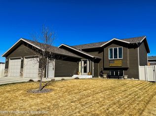 930 17th Ave E, Dickinson, ND 58601