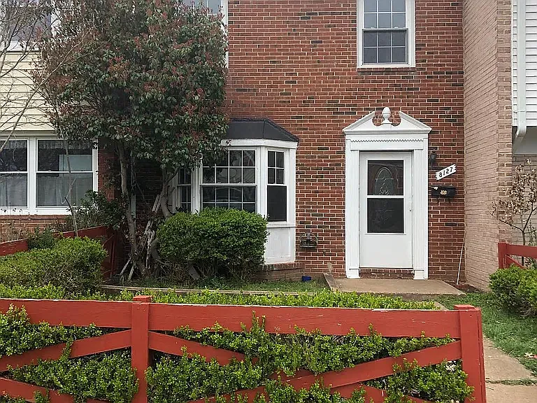 3 bed, 1.5 bath, 1332 sqft, $2,100 — Photo 1