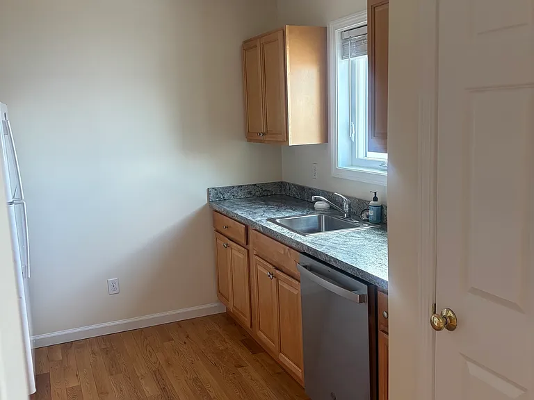 90 Townsend Ave — Photo 3
