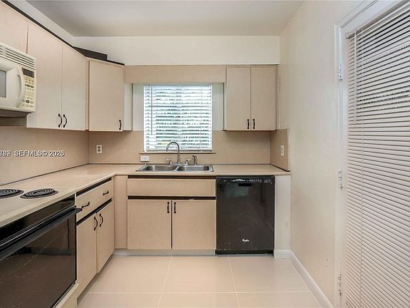 3rd image of 1722 Wiley St #1722