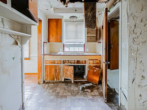 4th image of 17267 Warwick St